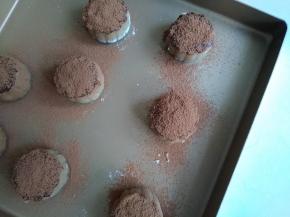 表面筛上可可粉，做好的冰皮月饼放入冰箱冷藏后再品尝，切开就可以清晰看到巧克力流心了