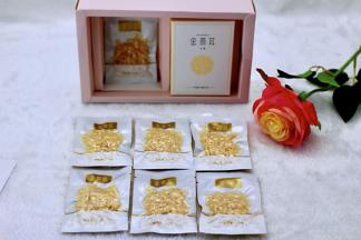 金燕耳的包装特别高大上，一个盒子里是冰糖，一个盒子里是金燕耳，独立包装，共7小袋，外出旅游携带，也是非常方便的。