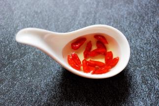 枸杞用清水冲洗干净后、稍微泡一下。