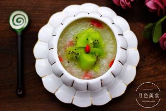 将切好剩下的猕猴桃放在金燕耳的上面。