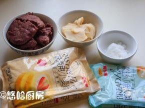 先备齐材料，猪油是自己买肥猪膘熬制的，红豆沙也是自己炒制的。这次用到2种面粉，油酥用金龙鱼糕点用小麦粉，油皮用金龙鱼面包用小麦粉。