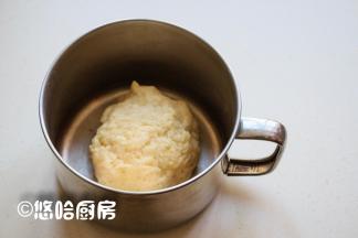 先做油皮，油皮的所有材料全部放入容器中，揉成面团，不用揉光滑。