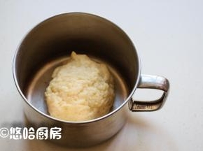 先做油皮，油皮的所有材料全部放入容器中，揉成面团，不用揉光滑。
