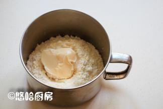 油酥材料全部放入容器中，用刮刀压拌均匀成团即可。