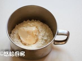 油酥材料全部放入容器中，用刮刀压拌均匀成团即可。