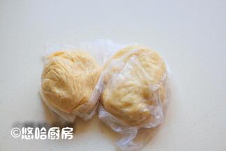 油皮、油酥分别用保鲜膜包好，放入冰箱冷藏一个小时左右。如果不是夏天制作，面团无需冷藏，夏天温度高，面团中的猪油很快就会融化掉，所以要冷藏后再用。