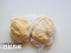 油皮、油酥分别用保鲜膜包好，放入冰箱冷藏一个小时左右。如果不是夏天制作，面团无需冷藏，夏天温度高，面团中的猪油很快就会融化掉，所以要冷藏后再用。