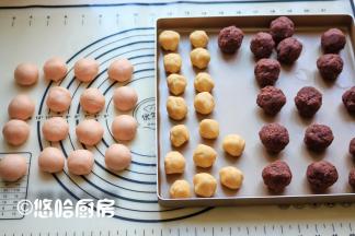 分别将油皮、油酥分成均等的16份，油皮约17克/个，油酥约11克/个，红豆沙也分成16份，每份25克。分别将油皮、油酥、红豆沙搓圆，记得盖保鲜膜保湿。