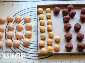 分别将油皮、油酥分成均等的16份，油皮约17克/个，油酥约11克/个，红豆沙也分成16份，每份25克。分别将油皮、油酥、红豆沙搓圆，记得盖保鲜膜保湿。