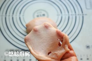 取出冷藏后的面团，放入一丢丢色粉，将面团揉至能拉出薄膜为止。