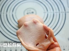 取出冷藏后的面团，放入一丢丢色粉，将面团揉至能拉出薄膜为止。