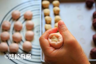 取一个油皮压扁，包入一个油酥，用虎口向上推，用油皮包紧油酥，捏紧收口，避免漏酥。