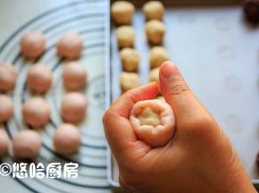 取一个油皮压扁，包入一个油酥，用虎口向上推，用油皮包紧油酥，捏紧收口，避免漏酥。