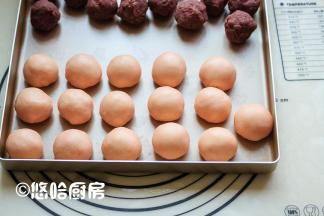 依次包好全部的面团，面团盖保鲜膜醒发15分钟左右，夏季温度高，为避免猪油融化，可放入冰箱冷藏。