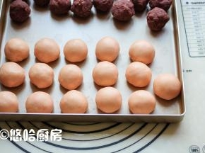 依次包好全部的面团，面团盖保鲜膜醒发15分钟左右，夏季温度高，为避免猪油融化，可放入冰箱冷藏。