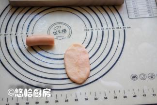 醒发15分钟后，取一个面团压扁上下擀开成牛舌状，自上往下卷起。
