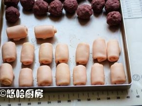 依次做好全部面团，盖保鲜膜醒发15分钟左右。