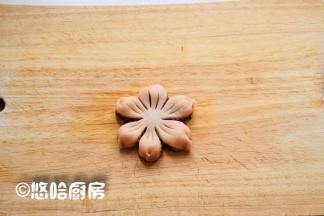 在面团的外围用手捏一下成花瓣的形状，用刀在中间割出花蕊的样子。