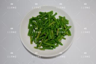 捞出稍稍放凉切成小寸段