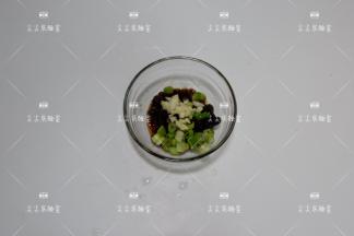 葱切葱花，蒜切末，风味豆豉备好