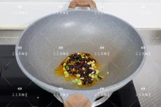 起锅热油，加入豆豉，葱蒜炒出香味