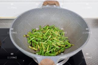 最后加少许盐，炒匀即可出锅