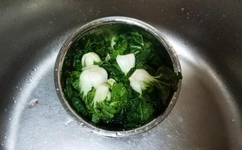 小白菜洗净备用