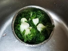小白菜洗净备用