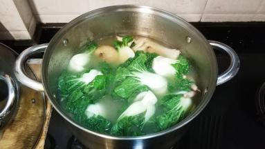 开盖子转大火，放入小白菜再煮10分钟，oK饮汤咯