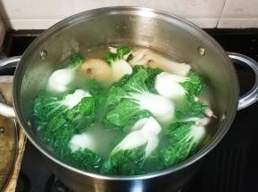 开盖子转大火，放入小白菜再煮10分钟，oK饮汤咯