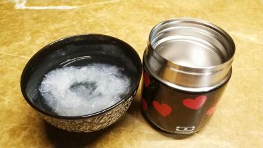 焖烧杯倒入100度的热水焖5-10分钟，就像烤箱也需要预热一样，焖烧杯预热之后效果会更好哦！