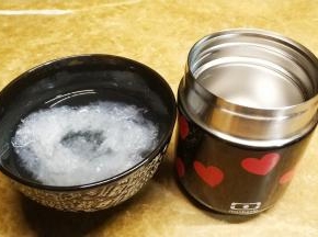 焖烧杯倒入100度的热水焖5-10分钟，就像烤箱也需要预热一样，焖烧杯预热之后效果会更好哦！