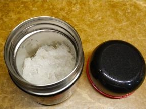 预热好后倒出水，将泡发好的燕窝沥干水分，放入焖烧杯里