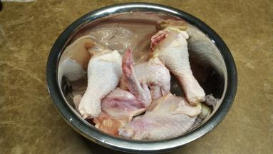 鸡全翅、鸡腿洗净沥干水份，用盐腌一小时