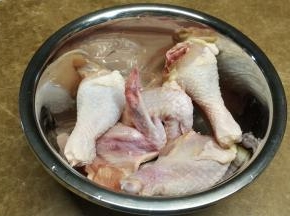 鸡全翅、鸡腿洗净沥干水份，用盐腌一小时