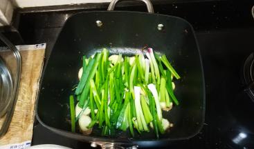 锅底抹一层油，铺上姜片、葱段