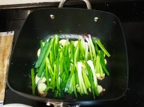 锅底抹一层油，铺上姜片、葱段