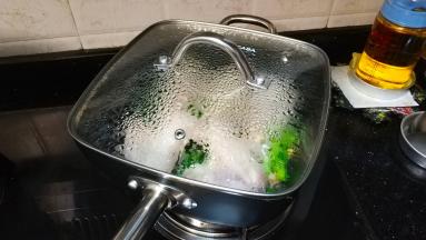 烧至有蒸气烟出后，转中火继续烧20分钟