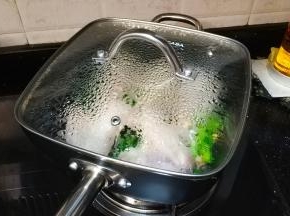 烧至有蒸气烟出后，转中火继续烧20分钟