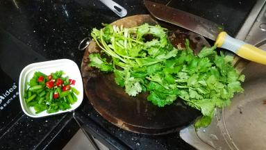剩下三分一葱切碎，香菜处理好