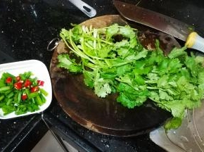 剩下三分一葱切碎，香菜处理好