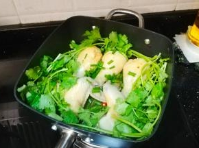 放入葱花和香菜