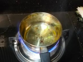 另起奶锅放入宽油和少许花椒，烧至滚热
