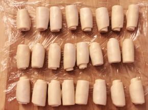 从最前面的面团开始操作，忘记拍了，对折，整理成圆圆的剂子，擀成小圆形。