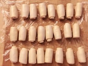 从最前面的面团开始操作，忘记拍了，对折，整理成圆圆的剂子，擀成小圆形。