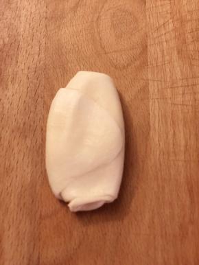 取第一次卷好的面团，轻轻压一下，然后用相同的手法，擀开，卷好。