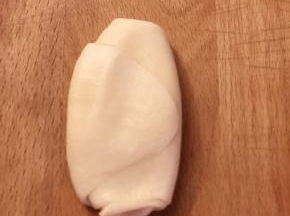 取第一次卷好的面团，轻轻压一下，然后用相同的手法，擀开，卷好。