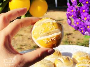 外层酥脆，内里软糯香甜。