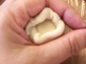 把水油皮包裹油酥，揉成面团。