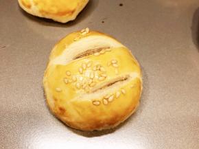 烤箱预热200，入炉烤12分钟。酥得掉渣哦，看到层次了吗？